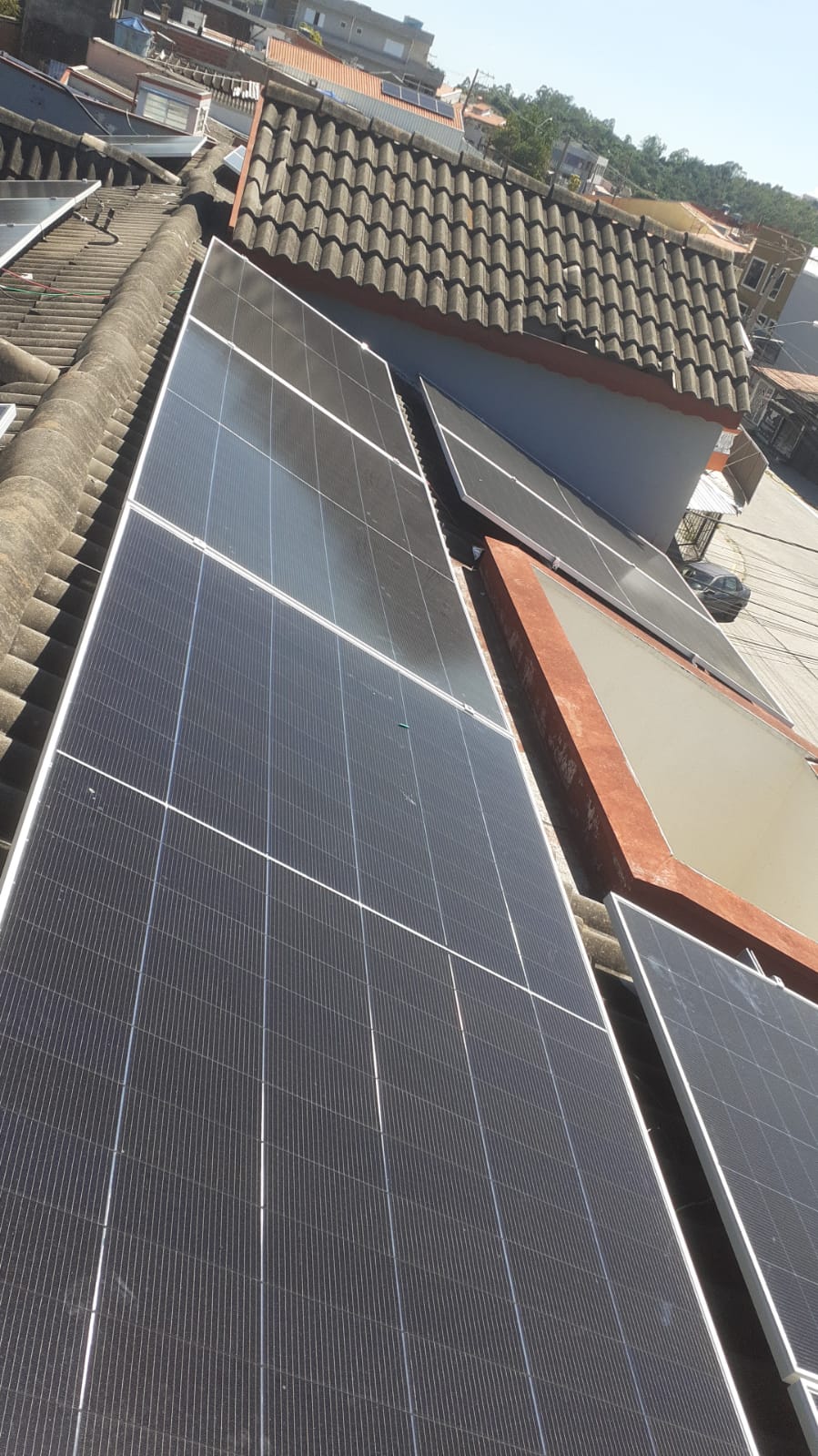 Instalação de placas solares sobre telhado com telhas coloniais